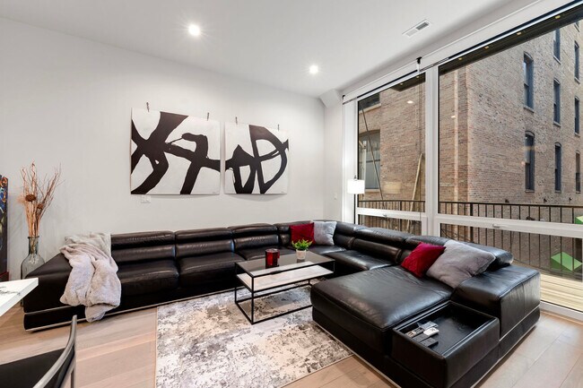 Foto del edificio - 318 W Grand Ave