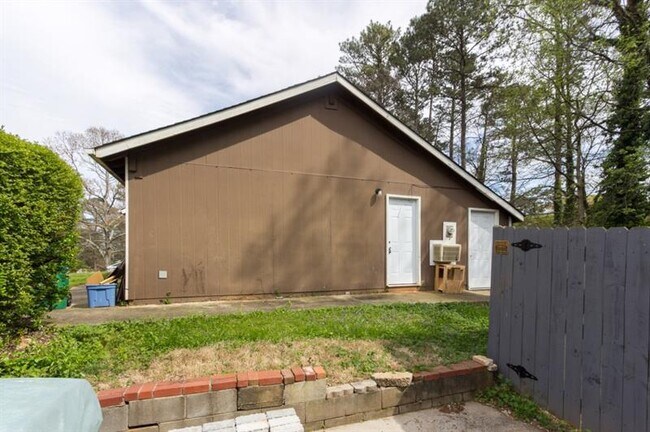 Foto del edificio - 2414 Leslie Brook Dr