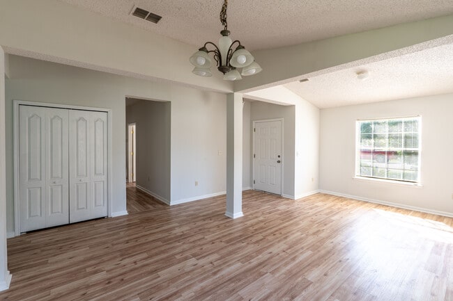 Building Photo - 1830 Hollow Glen Dr