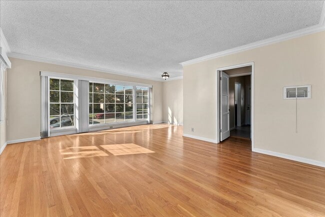 Photo - 5918 S Fairfax Ave Apartment