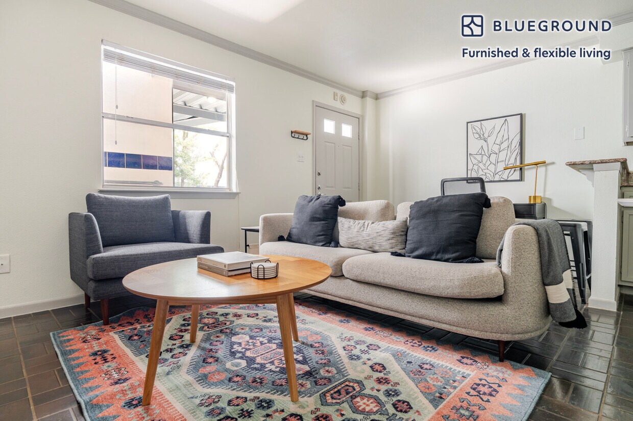 Foto principal - 301 E 4th St