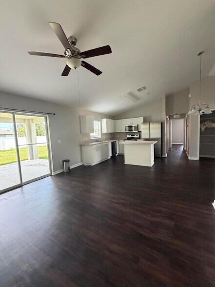 Foto del edificio - 581 NW Goldcoast Ave