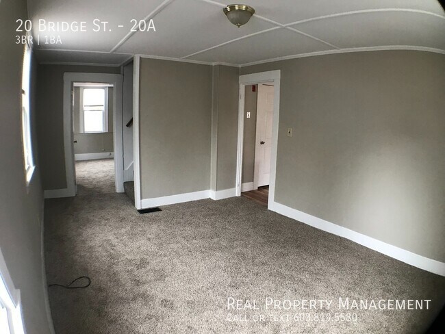 Building Photo - Recently Renovated 3 Bedroom Apartment!