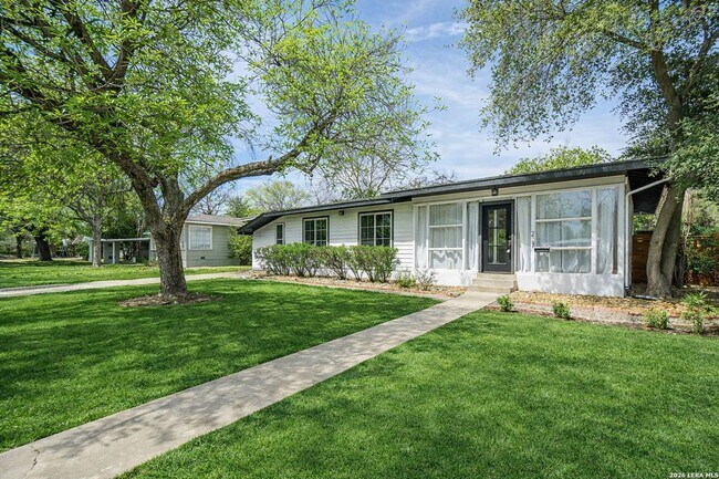 Building Photo - GORGEOUS 4-BEDROOM HOME IN TERRELL HEIGHTS