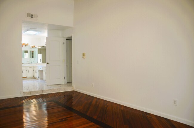 Building Photo - Spacious 4-Bed, 3-Bath Belle Isle Home wit...