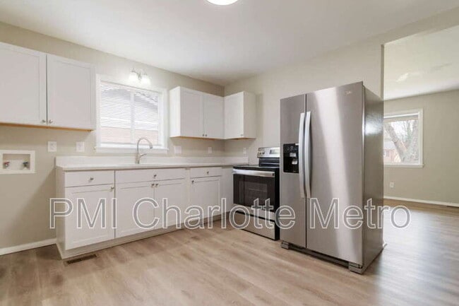 Building Photo - 4717 Monmouth Dr