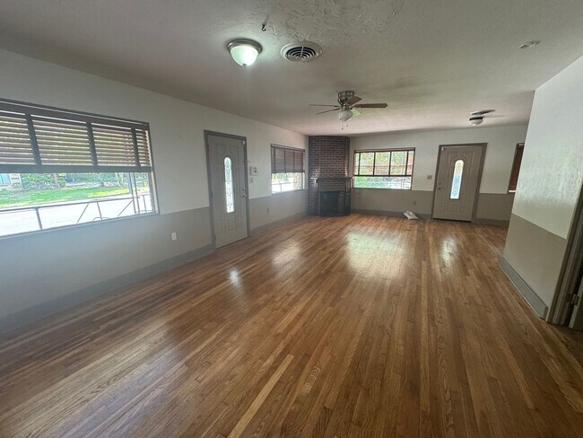 Building Photo - 6/3 within Walking Distance to Campus!!