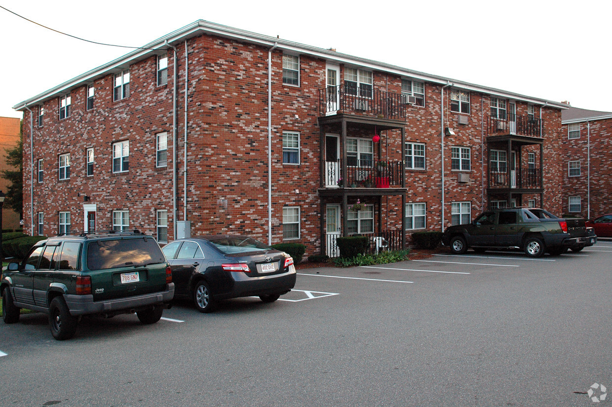 Foto del edificio - New Englander Apartments