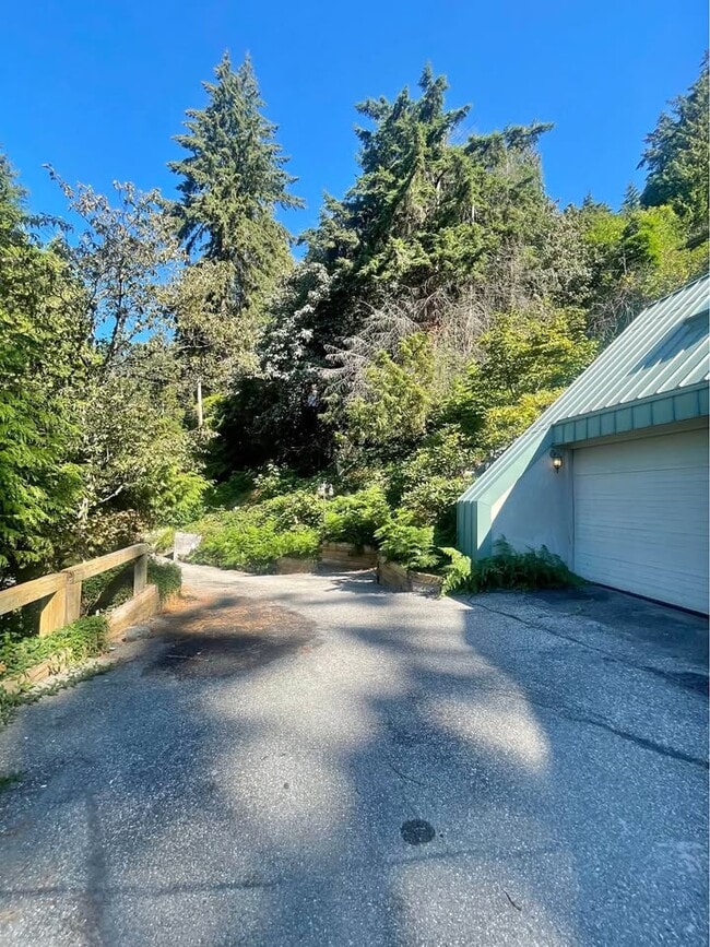 Building Photo - 3865 Bayridge Av