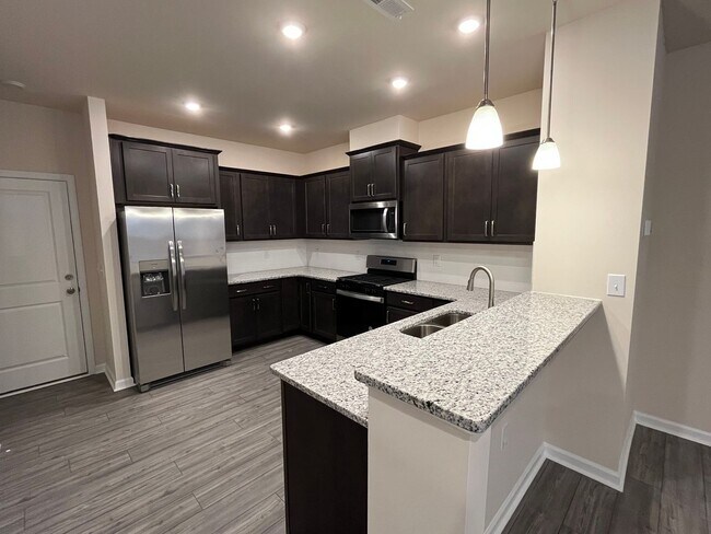 Foto del edificio - Newly Constructed 3BD, 2.5BA Townhome with...
