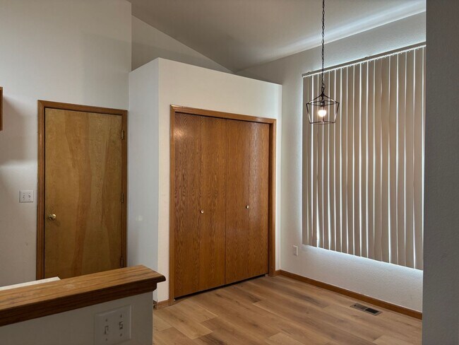Building Photo - Spacious 2-Bedroom & 3 Bathroom Home – Move-In Ready