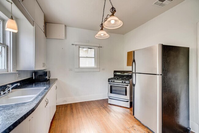 Building Photo - 826 W Mulberry Ave