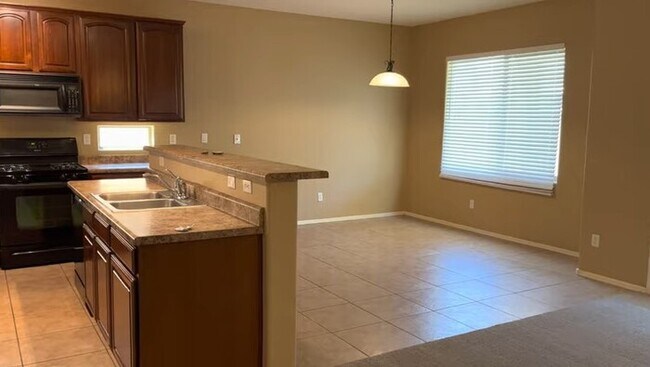 Building Photo - 1st Level Primary Suite! 4 Bed 2.5 bath