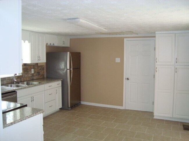 Building Photo - 3 bedroom/2 bathroom home with pool available to Rent February 1st!