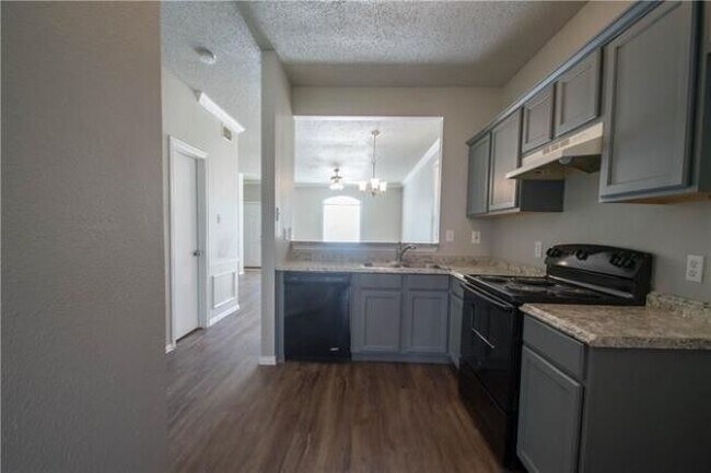 Building Photo - 2120 W E Roberts Dr