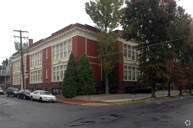 Grammary Court - Grammary Court Apartments