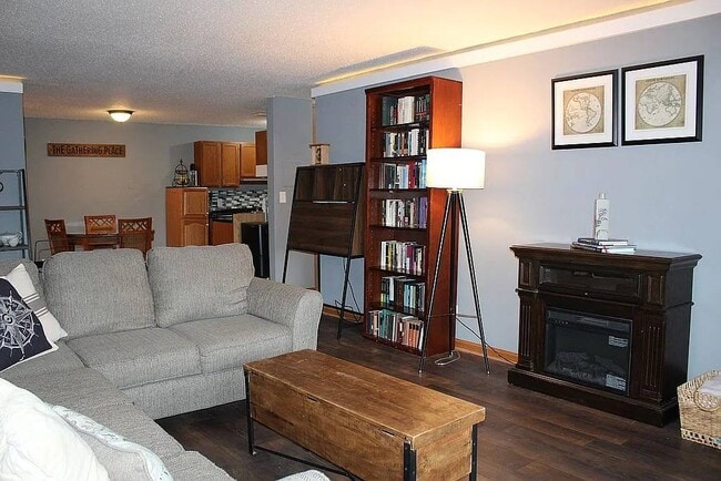 Building Photo - 4 Pine Tree Dr