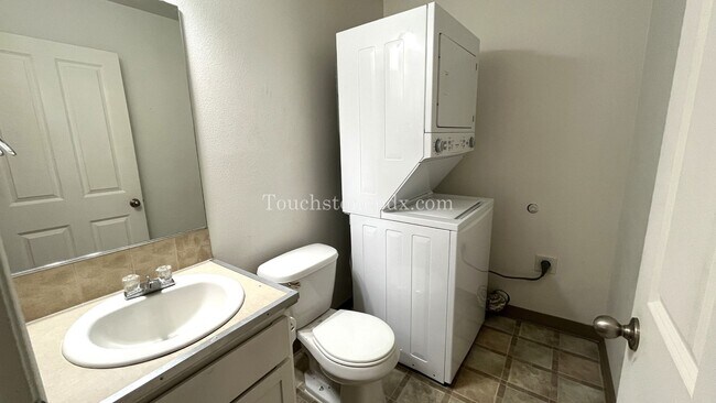 Building Photo - Bright, Spacious 3BR Home Near MAX – A/C, ...