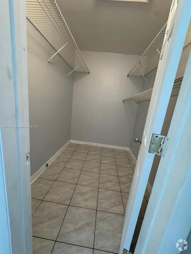 Building Photo - 1522 NE 34th Ct