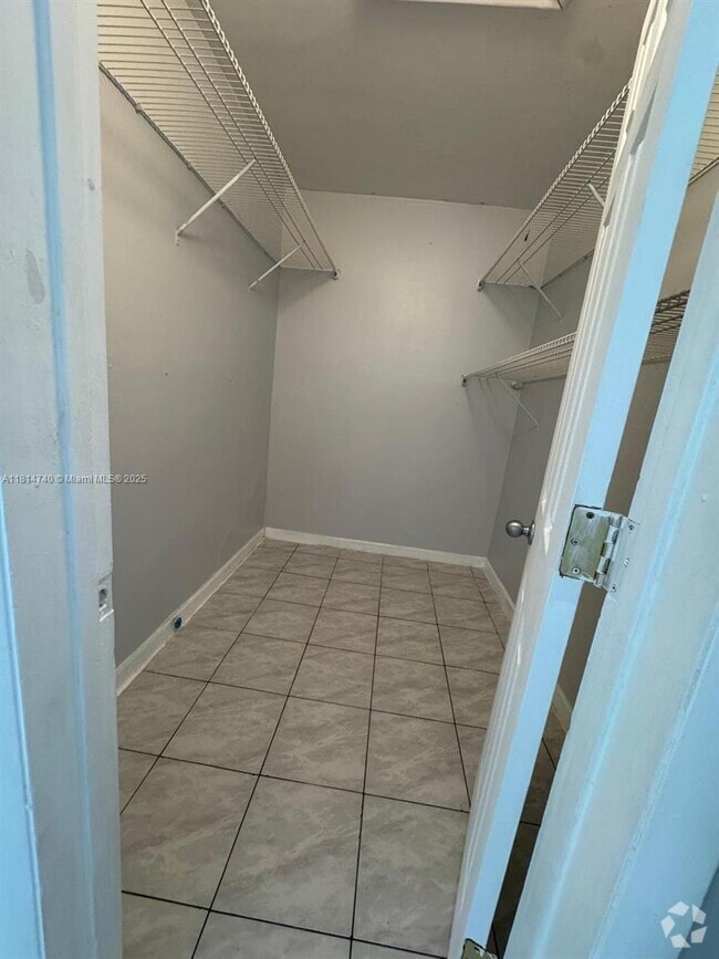Building Photo - 1522 NE 34th Ct