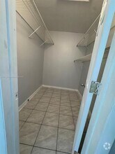 Building Photo - 1522 NE 34th Ct