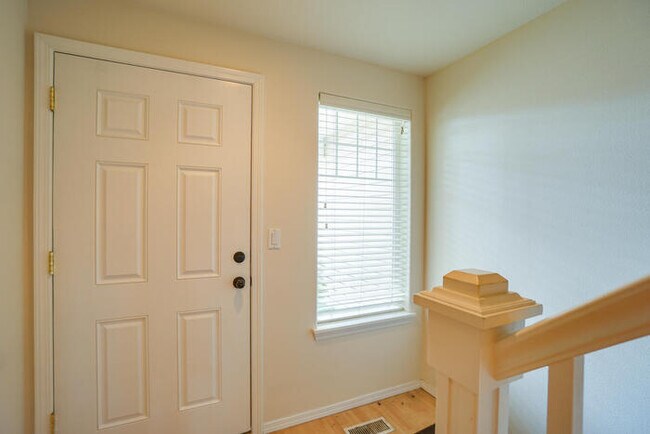 Foto del edificio - THREE BEDROOM TOWNHOME WITH GARAGE ACROSS FROM SHOPPING AND DINING