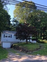 Building Photo - 402 Thompson St