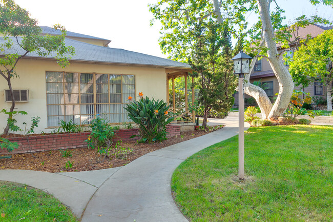 Building Photo - 1401 N Los Robles Ave