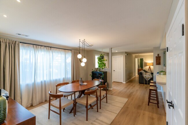 Building Photo - 1304 Palomar Pl