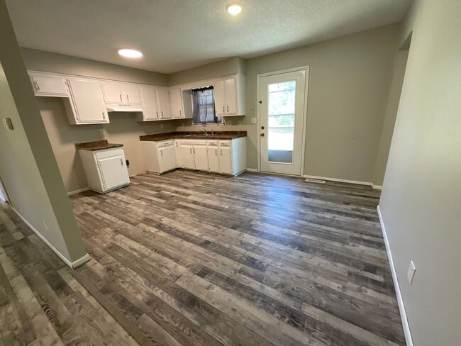 Building Photo - CUTE 3 BEDROOM / 1 BATHROOM HOUSE LOCATED ...