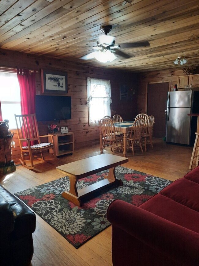 Foto del edificio - $1,350 - 3 Bedroom / 1 Bath Fully Furnishe...