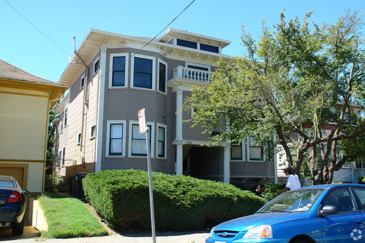 Building Photo - 731-737 56th St