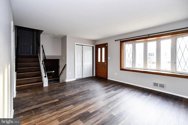 Foto del edificio - 6718 Longridge Dr