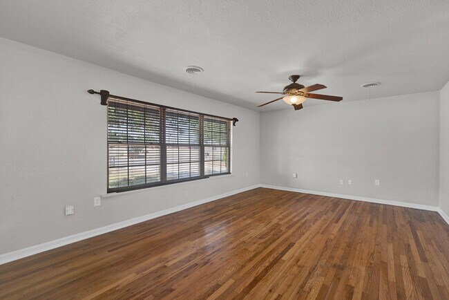 Building Photo - 403 Palo Duro Dr