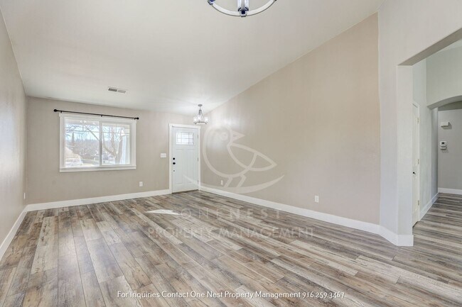 Foto del edificio - Recently upgraded, 4 bedroom, humongous ba...