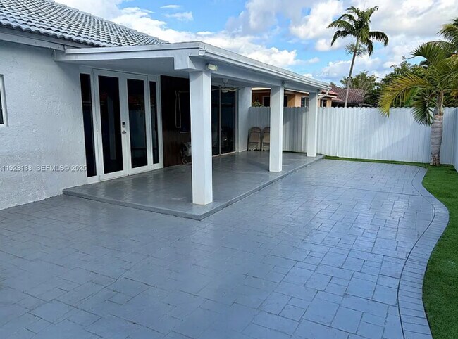 Foto del edificio - FOR RENT