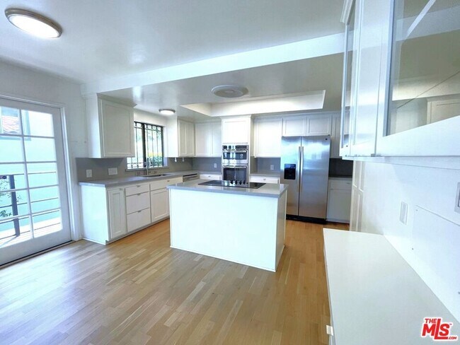 Building Photo - 517 PALOS VERDES Dr