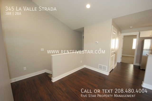 Building Photo - Beautiful Townhome With Primary Bedroom, E...