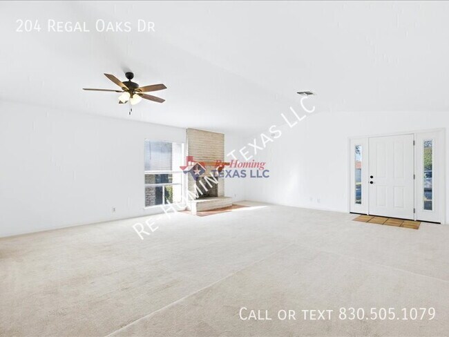 Foto del edificio - 204 Regal Oaks Dr