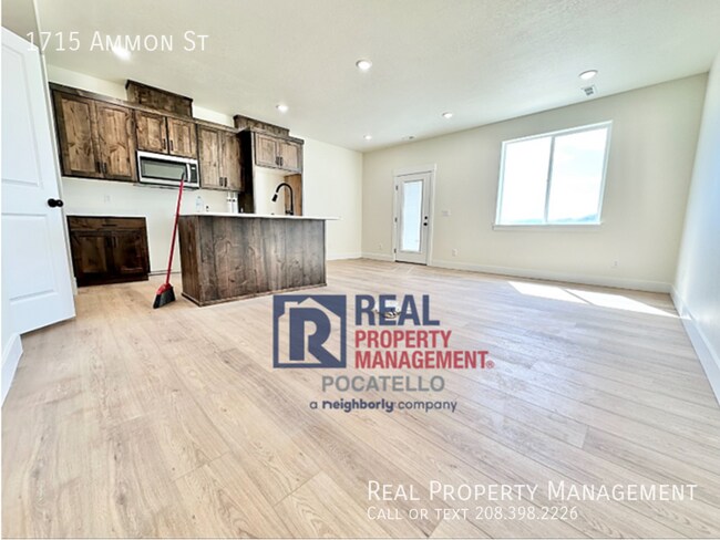 Foto del edificio - BRAND NEW 3 bed 2.5 Bath Townhome - Small ...