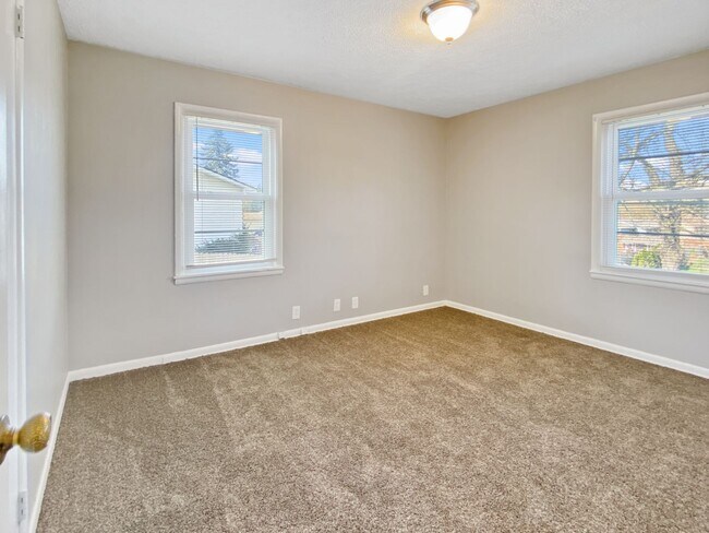 Building Photo - Lovely 5 bedroom 2.5 bathroom home in Huds...
