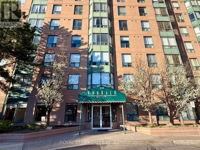 Photo du bâtiment - 135 Hillcrest Ave