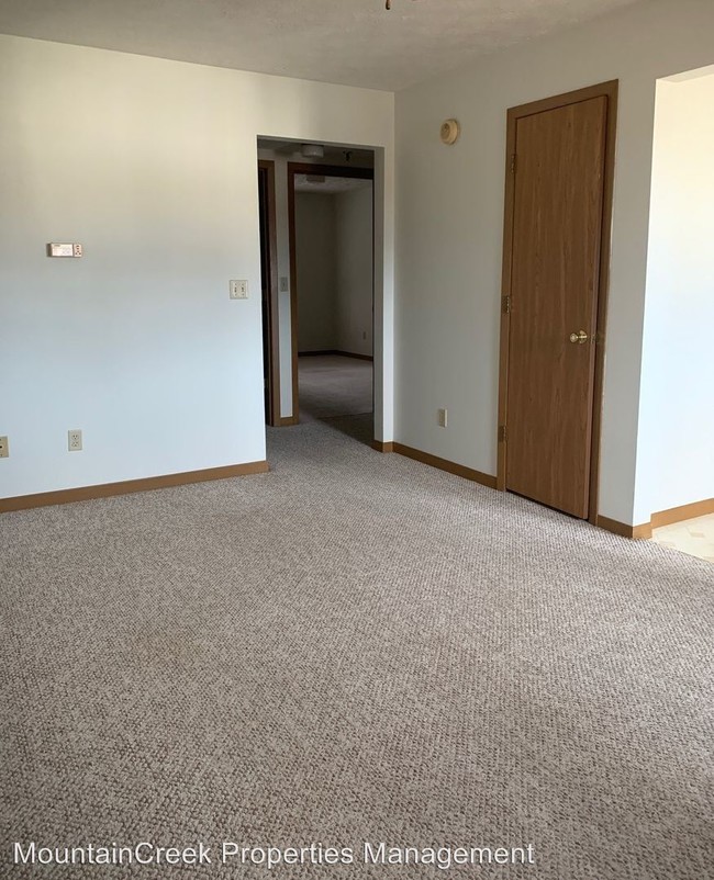 Building Photo - 1241 Pineview Dr