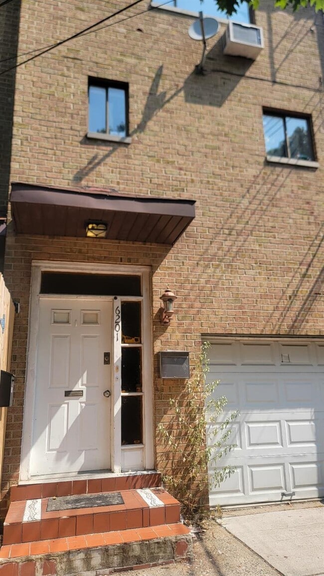 Building Photo - 6201 Spencer Terrace