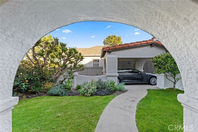 Building Photo - 6160 S San Vicente Blvd
