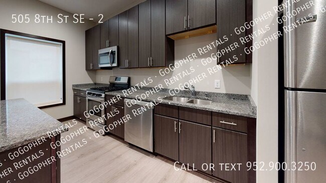 Foto del edificio - Modern 5 Bedroom 3 Bathroom  Townhome Clos...