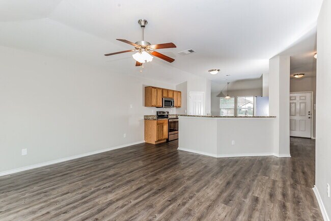 Foto del edificio - 3301 Royal Crest Dr
