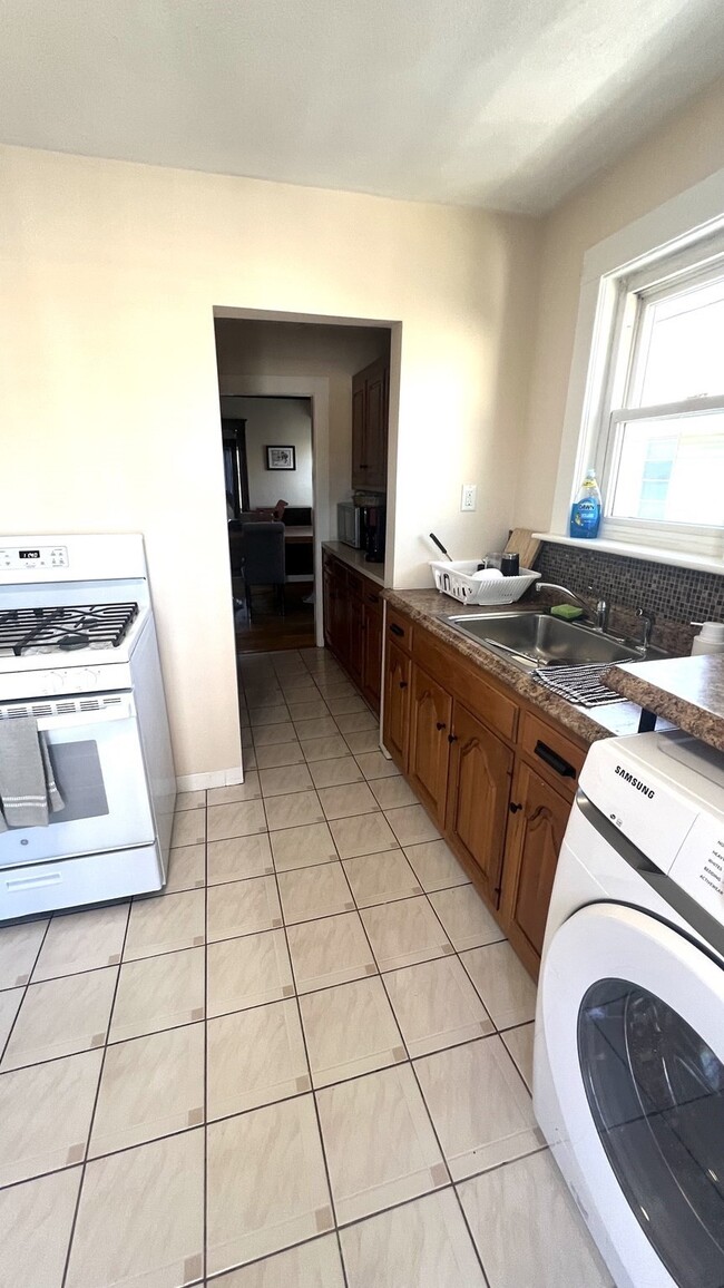 Building Photo - 36-38 Willard Ave. Unit 2