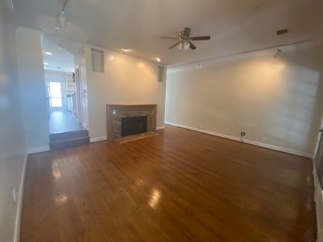 Building Photo - 2000 Fairview Ave