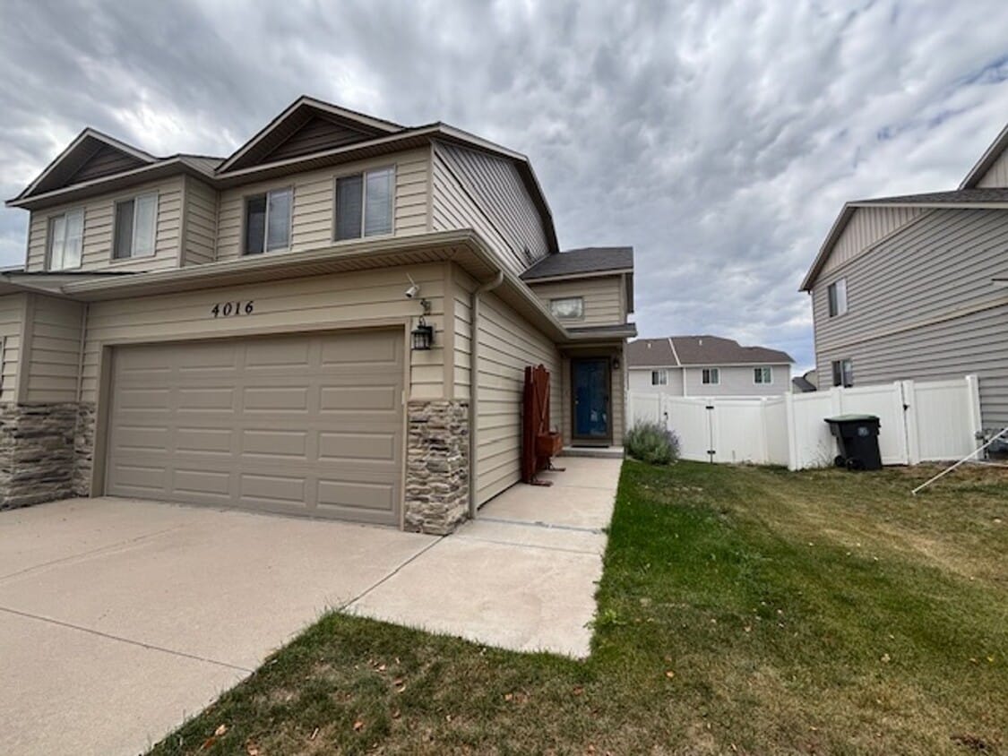Primary Photo - 4 Bedroom 3.5 Bath Townhome in Saddle Ridg...